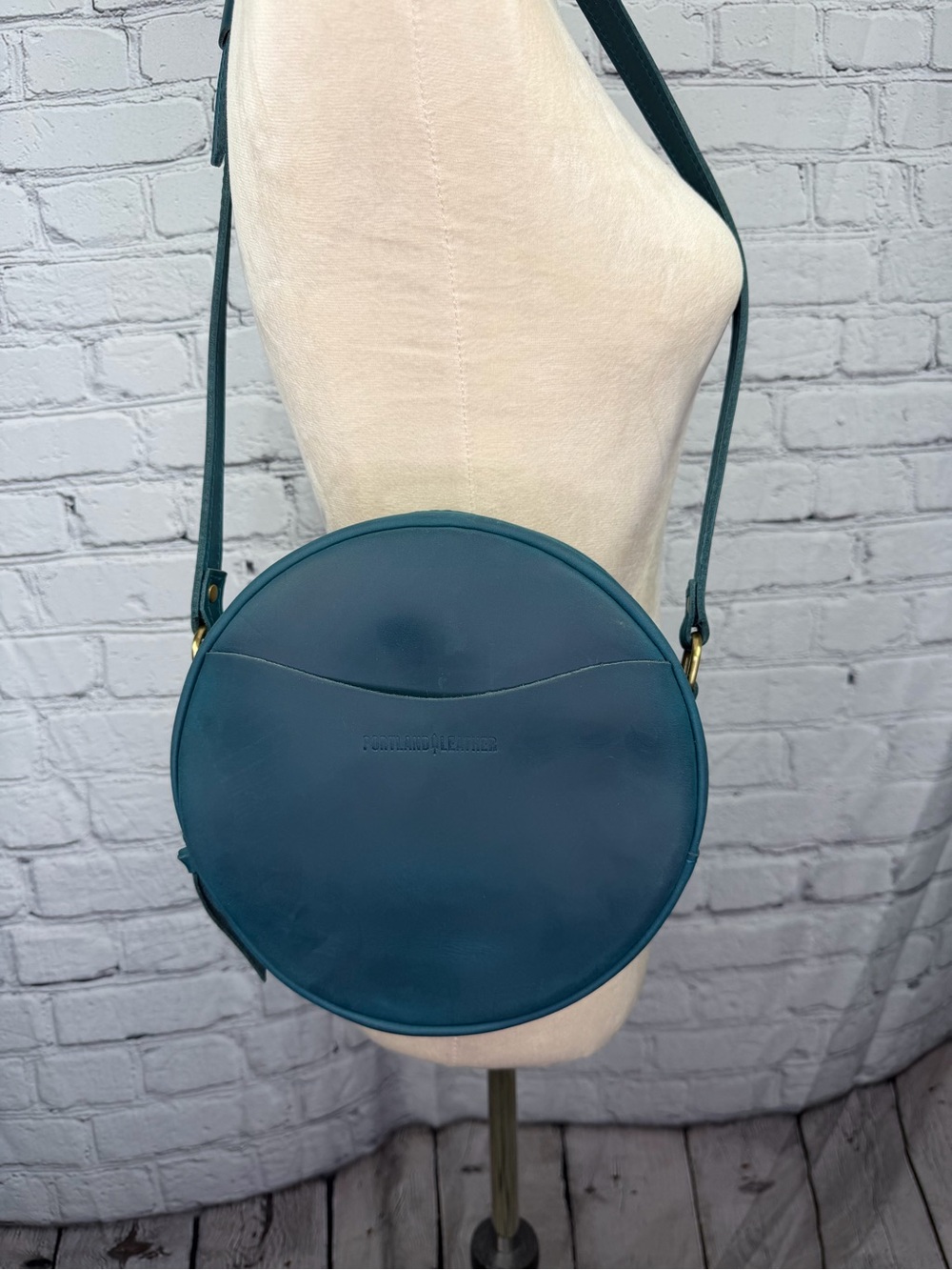 Portland Leather CIRCLE CROSSBODY Large